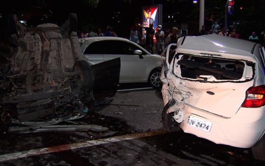 Suspeitos de assalto capotam carro durante fuga e provocam acidente com outros cinco veículos em Salvador
