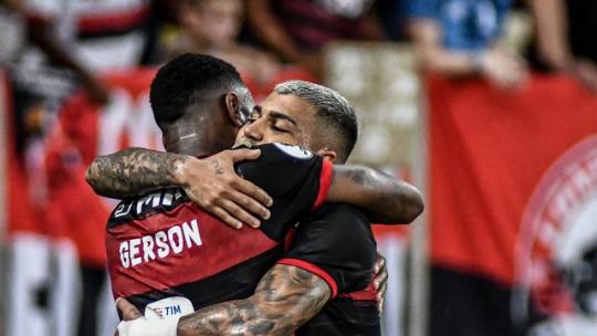 Flamengo vence o Independiente del Valle com brilho de Gabigol e Gerson e conquista a Recopa