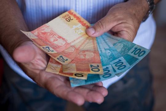 Governo paga hoje até R$ 998 do abono do PIS para nascidos em novembro