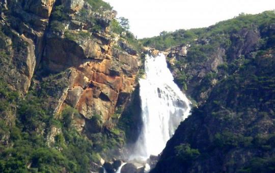 Livramento: Esgoto continua sendo lançado na cachoeira Véu de Noiva