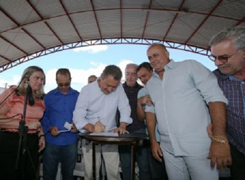 Governo do Estado assina ordem de serviço para recuperação de 83 km da BA-156