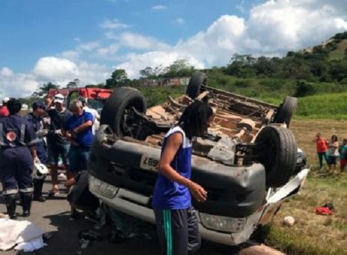 Passé: Van que capotou na BR-324 levava funcionários do Ifba; uma morreu