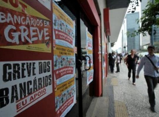 Bancários rejeitam nova proposta e mantêm greve
