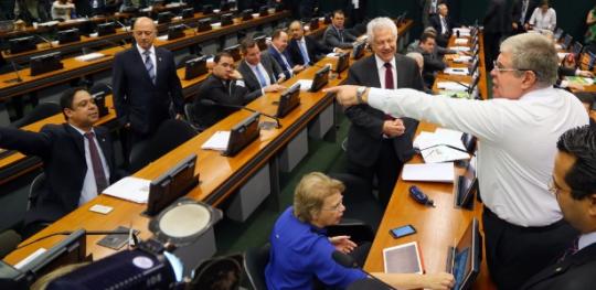 Parecer favorável ao impeachment de Dilma é aprovado em comissão da Câmara