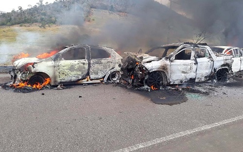 Nove veículos se envolvem em engavetamento na BA; seis carros pegam fogo e ficam destruídos