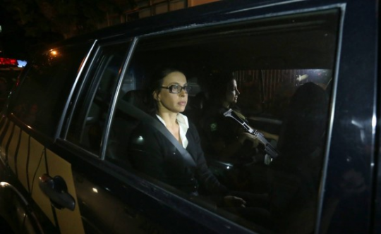 Adriana Ancelmo é levada para cumprir prisão domiciliar no Leblon, Rio