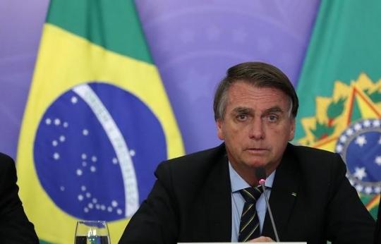 Bolsonaro assina textos que permitem retorno do auxílio emergencial