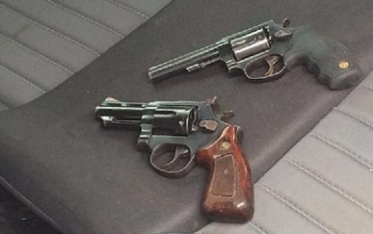 LIVRAMENTO: DOIS HOMENS SÃO PRESOS POR PORTE ILEGAL DE ARMAS