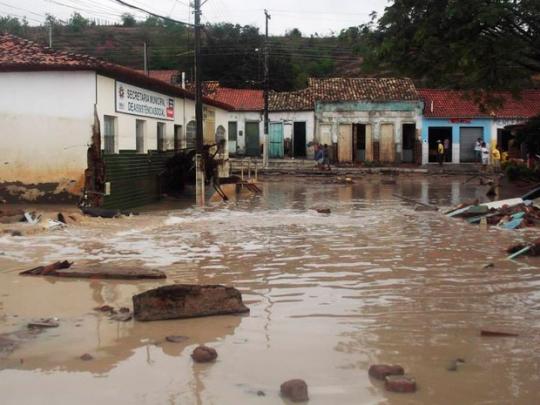 Chuva forte causa tromba d'água e deixa desabrigados em Lajedinho, BA