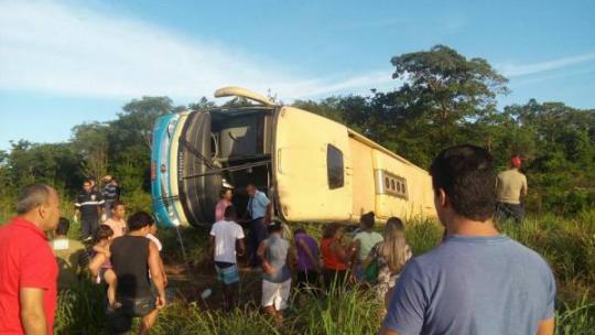 Ônibus da Novo Horizonte que saiu da Bahia rumo à Goiás tomba na BA-447