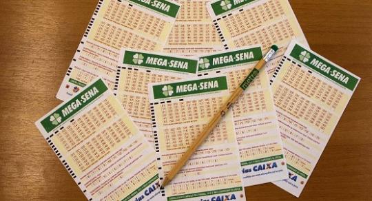 Sem vencedores, Mega-Sena acumula e deve pagar R$ 125 milhões na quinta