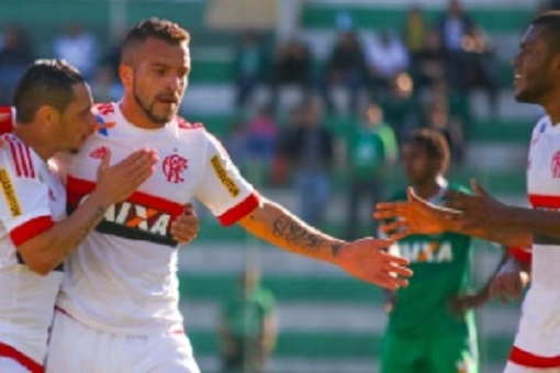 Flamengo bate Chapecoense, fica no G-4 e iguala recorde histórico