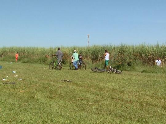 Moradores vão à rodovia procurar dinheiro após explosão de carro-forte