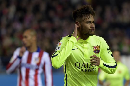 Barça vence Atlético em jogo polêmico com golaço de Neymar e Messi decisivo