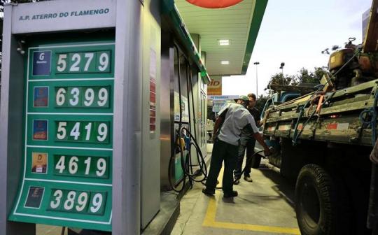 ANP pede explicação a distribuidoras sobre repasse menor de preços da gasolina