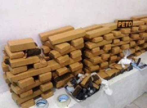 Conquista: Homem e adolescente são flagrados com drogas e dinheiro em imóvel