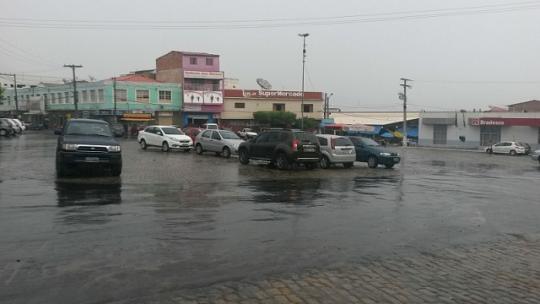LIVRAMENTO: CHUVA ANIMA A CAPITAL DA MANGA