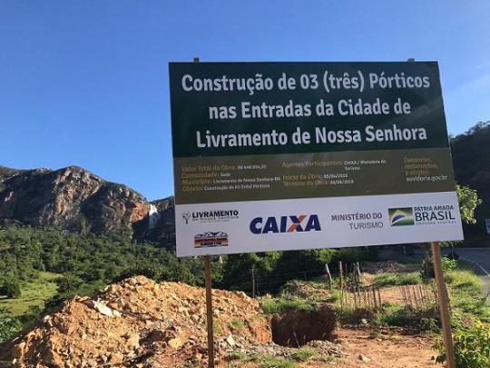 LIVRAMENTO: CONSTRUÇÃO DE PÓRTICOS DURAM MAIS DE 03 ANOS