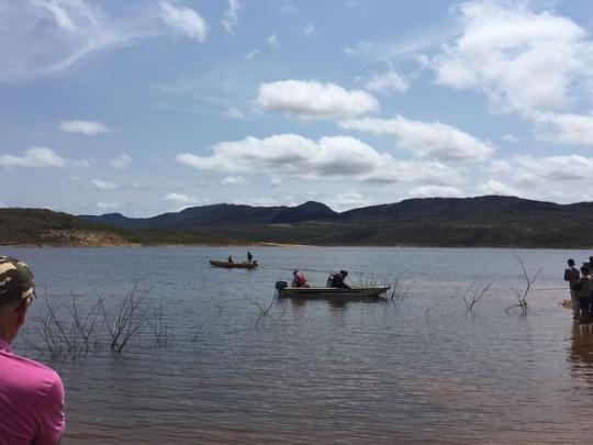 Pescadores encontram 1º corpo após canoa afundar em barragem da Bahia