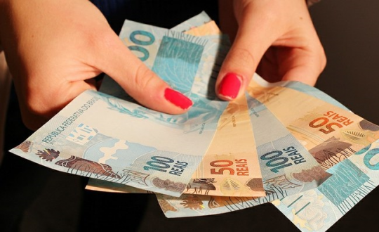 Governo propõe salário mínimo de R$ 1.002 para 2019