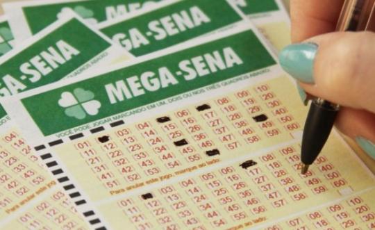 Mega-Sena acumula e deve pagar R$ 125 mi na quarta; veja as dezenas