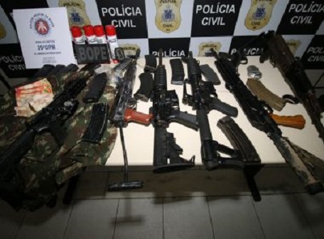 Suspeitos são presos e entregam esconderijos de armas para roubos a bancos em Salvador