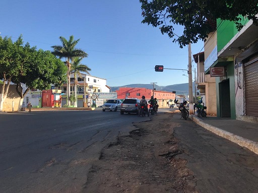LIVRAMENTO: BURACOS NA BA-148 PREJUDICAM MORADORES E COMERCIANTES NO BAIRRO TAQUARI