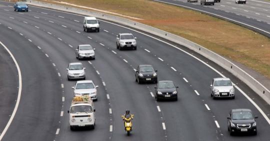 Agora, mesmo durante o dia, dirigir em rodovia com farol apagado dá multa