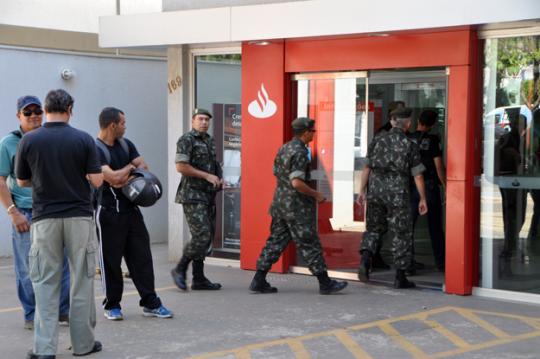 Tesoureiro do Santander de Barreiras tem explosivos colocado na cintura durante tentativa de assalto
