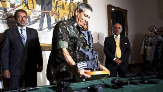 Fabricantes doam fuzis e munição para Gabinete de Intervenção do Rio
