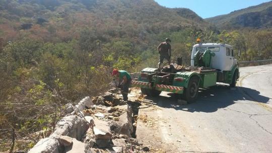 EQUIPE TENTA RESGATAR CAMINHÃO DE CEBOLA NA SERRA DAS ALMAS