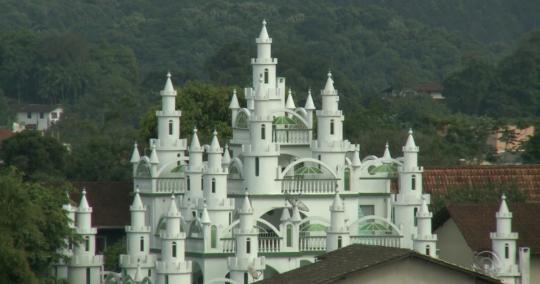 Com pouco dinheiro, morador de Joinville constrói, em 20 anos, seu castelo