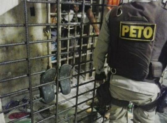 Criminosos invadem delegacia para resgatar preso e deixam 10 fugir