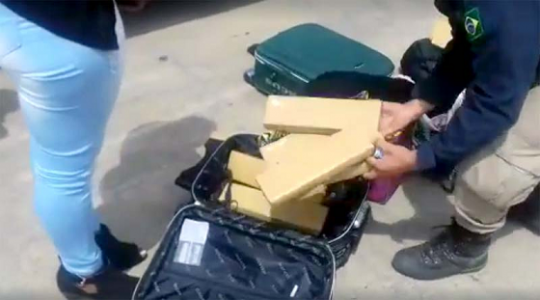 Mulher é presa pela PRF com 25 quilos de maconha em Seabra
