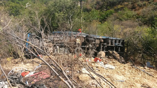 EQUIPE TENTA RESGATAR CAMINHÃO DE CEBOLA NA SERRA DAS ALMAS