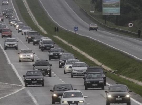 Uso do farol baixo durante o dia em rodovias será obrigatório a partir de sexta